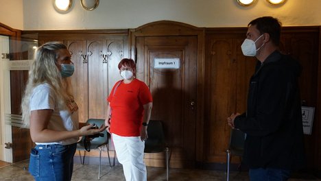 Impfstelle_GTH_210820.jpg Laura Schlufter, Cornelia Wanderer, Sascha Bilay