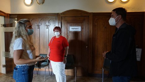 Impfstelle_GTH_210820.jpg Laura Schlufter, Cornelia Wanderer, Sascha Bilay